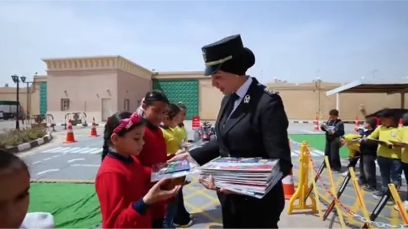 توزيع هدايا وزيارة المواقع الشرطية.. الداخلية تحتفل بيوم اليتيم| صور