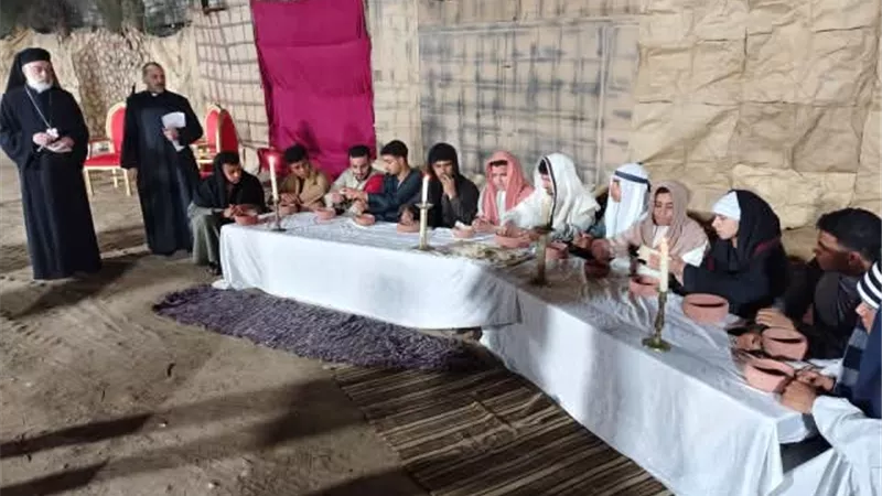 الأنبا باسيليوس يقود صلوات درب الصليب بمنسافيس استعدادًا للقيامة المجيد