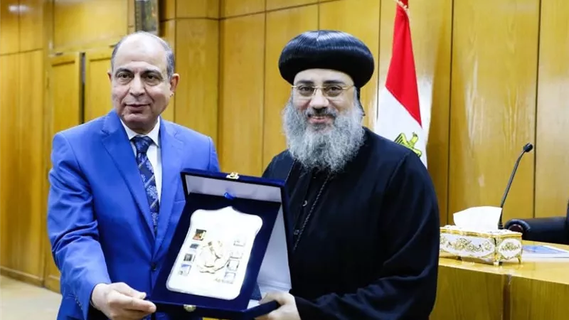محافظ المنيا يكرم خريجي مبادرة «فض النزاع وبناء السلام»