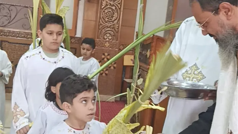 بالسعف والترانيم.. كاثوليك أبو قرقاص يحيون أحد الشعانين في أجواء روحانية مبهجة