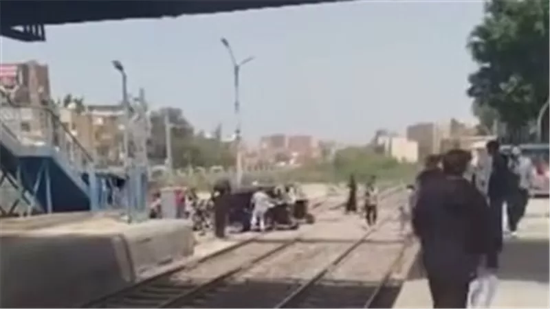 فني مزلقان ينقذ 3 «تكاتك» من الاصطدام بقطار في بني سويف