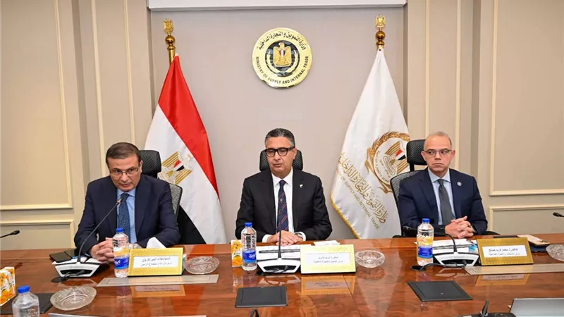 أبرزها تحقيق استقرار الأسواق.. تفاصيل اجتماع وزراء التموين والزراعة والاستثمار