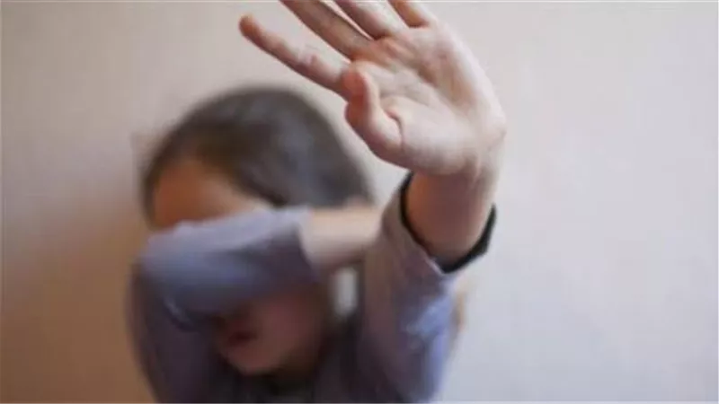شك في نسبها.. أب يعذب ابنته ويطردها من المنزل بأكتوبر