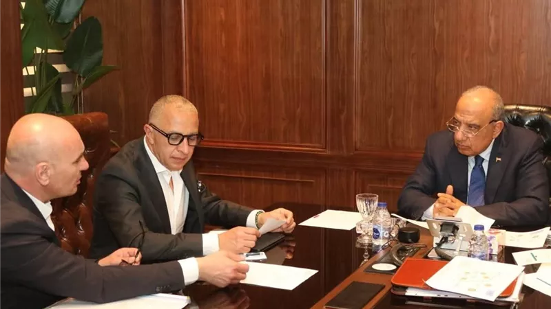 وزير الكهرباء يبحث مع مجموعة 