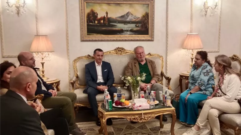 محافظ أسوان يستقبل الملك أحمد فؤاد الثانى بالمطار