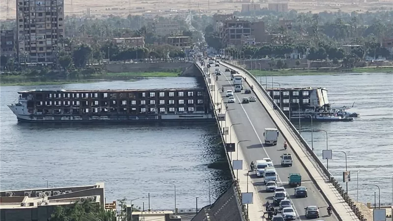 شحوط باخرة نيلية خالية من الركاب أسفل كوبري دندرة بقنا