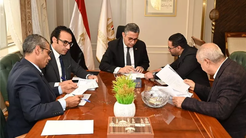 وزير التموين يلتقي بعدد من أعضاء مجلسي النواب والشيوخ