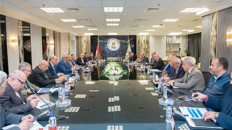 وزير الدولة للإنتاج الحربي يتابع مشروع تحويل (2262) أتوبيسًا للعمل بالغاز الطبيعي بالقاهرة