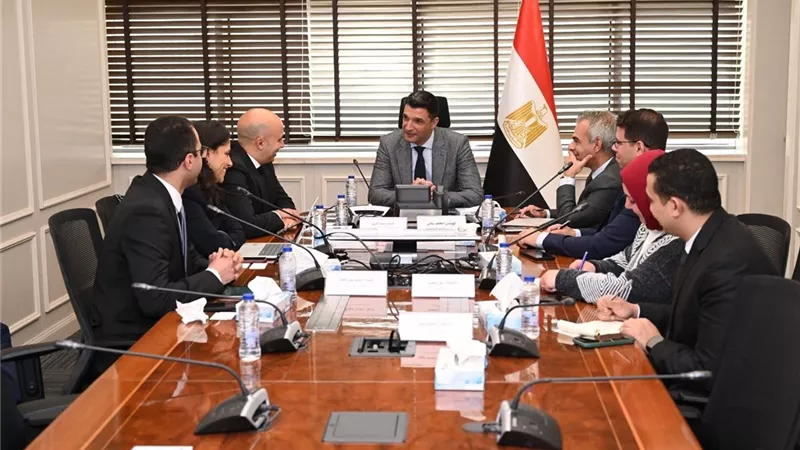 تفاصيل اتفاق وزير الصناعة وشركة لوريال مصر لصناعة مستحضرات تجميل