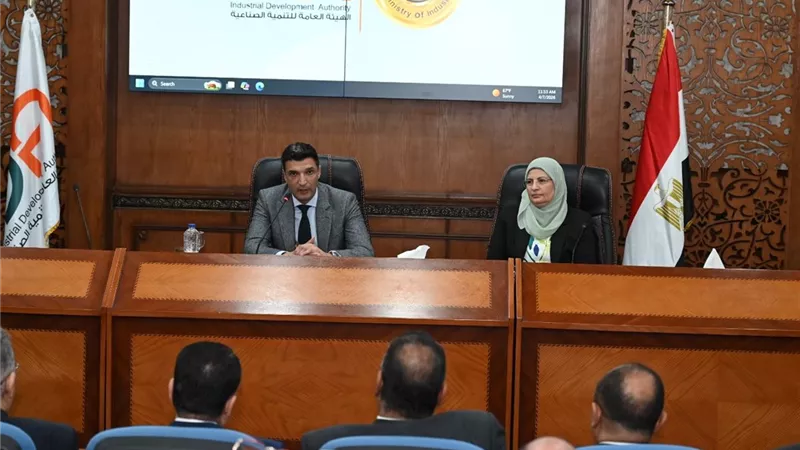 وزير الصناعة: الالتزام بالضوابط المنظمة لملفات الأراضي والتراخيص ومواجهة المخالفات بإجراءات رادعة 