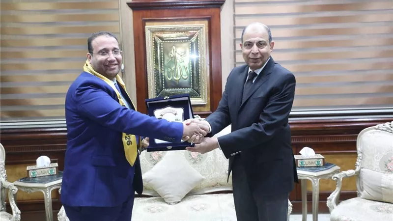 محافظ المنيا يحتفل بتحقيق مدير التخطيط إنجازًا علميًا ويشدد على تطوير الكفاءات