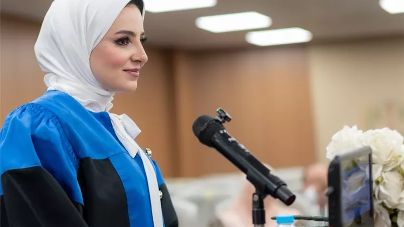 إسراء العقاد مذيعة إكسترا لايف تحصل على درجة الماجستير في الإعلام