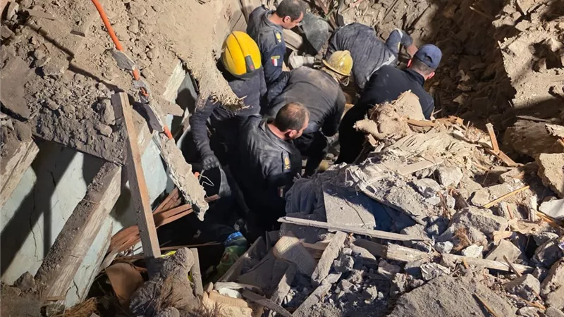 6 ساعات تحت الأنقاض.. إنقاذ 4 أشخاص ومصرع 2 في حادث 