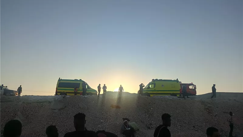 20 سيارة إسعاف لنقل مصابي حادث الطريق الصحراوي بين قنا وسوهاج