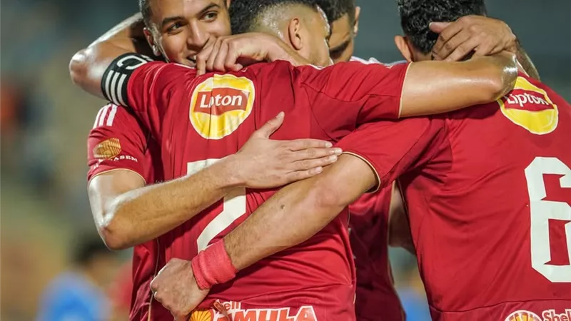 نجم الأهلي مهدد بالرحيل بسبب إبراهيم عادل (تفاصيل)