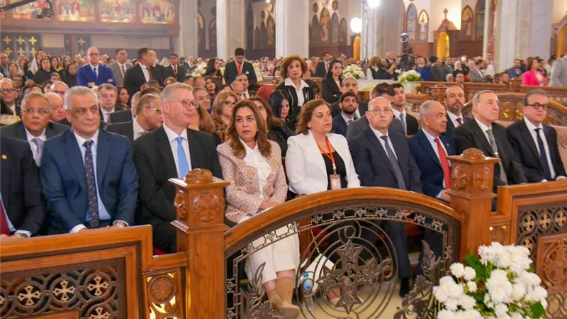 وزيرة التنمية المحلية والبيئة تشارك في قداس عيد القيامة بالكاتدرائية المرقسية بالعباسية 