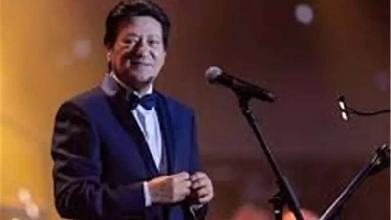 محمد الحلو ممازحًا حميد الشاعري: كان بيخلي أي حد حتى لو بيشيل الشنط يغني