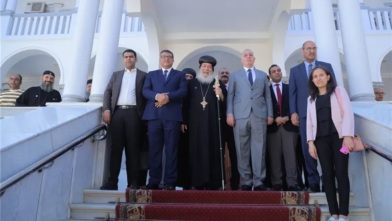 محافظ قنا ومدير الأمن يهنئان الأنبا شاروبيم بعيد القيامة بمطرانية قنا