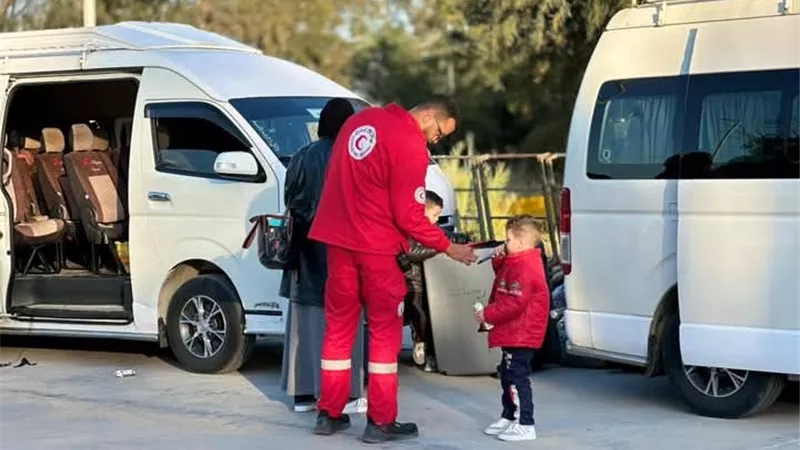 الهلال الأحمر المصري يطلق القافلة 174 محمّلة بـ168 ألف سلة غذائية