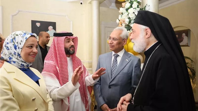 رئيس جامعة المنيا يقود وفدًا لتهنئة كنائس المحافظة بعيد القيامة المجيد