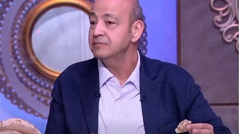 عمرو أديب يتناول الفسيخ والرنجة على الهواء: «محدش يعمل زيي»