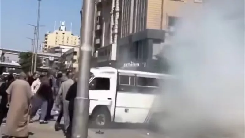 تصادم ميكروباصين بسبب سباق بين السائقين بشارع السودان