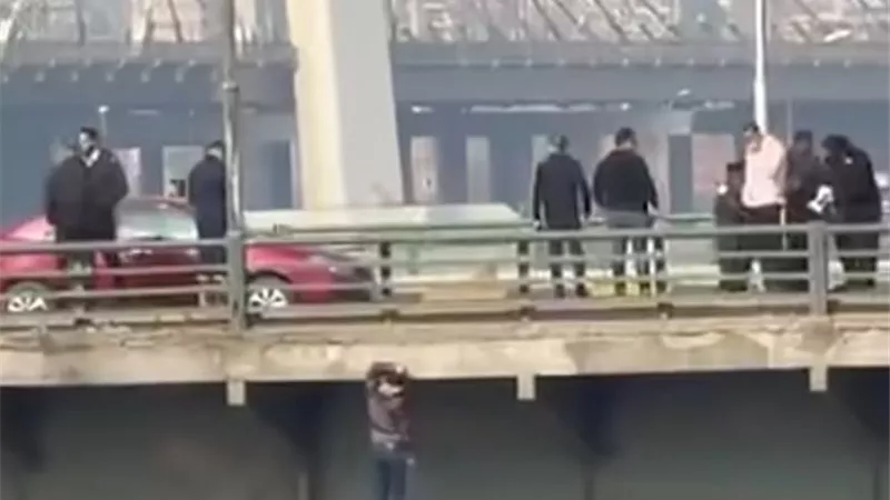 مفيش شبهة جنائية.. الأجهزة الأمنية تكشف لغز جثة الشاب المشنوق أعلى كوبري المظلات 
