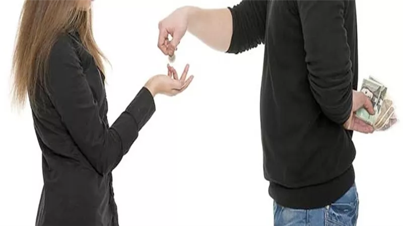 الأزهر والإفتاء يحسمان الجدل: ضوابط شرعية صارمة لأخذ الزوجة من مال زوجها دون إذن