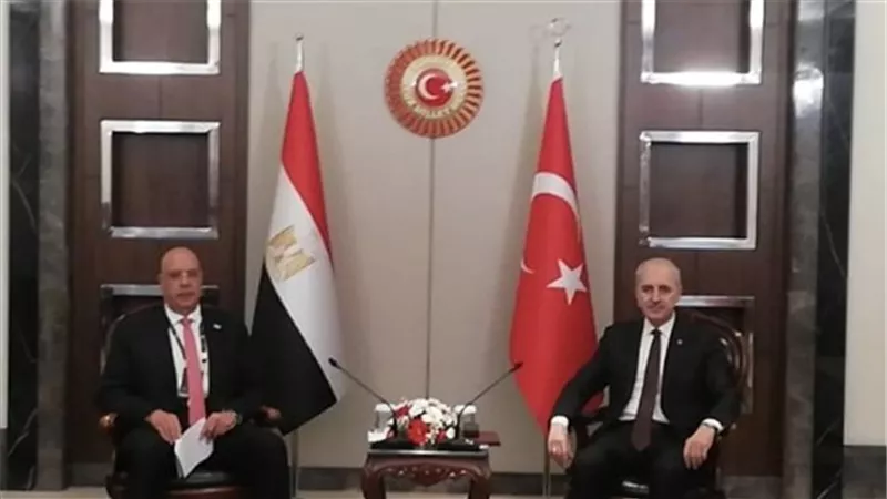 رئيس مجلس النواب يبحث تعزيز الاستثمار والتعاون مع نظيره التركي بإسطنبول