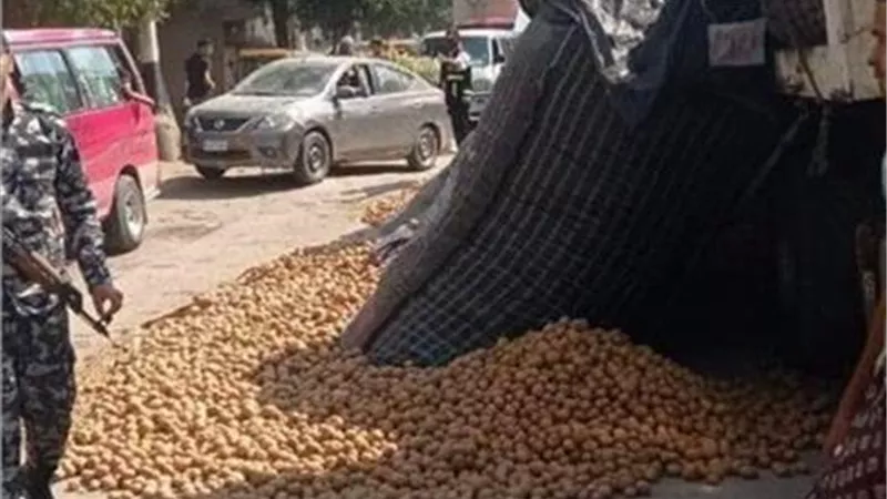 انقلاب سيارة نقل محملة بالبطاطس في حدائق أكتوبر