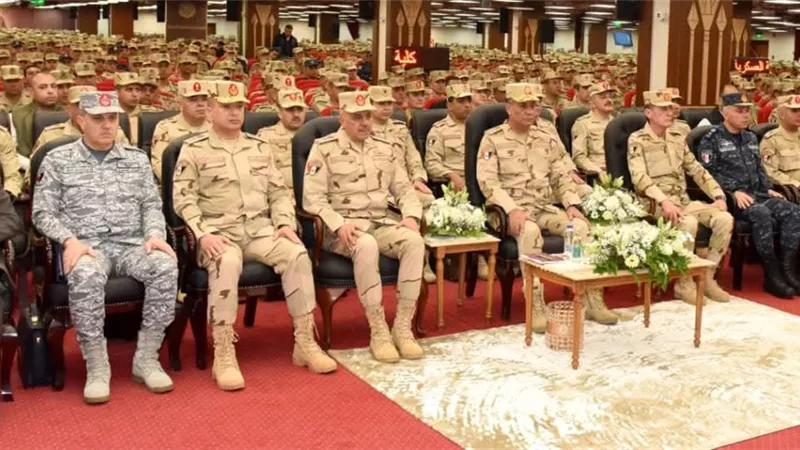 وزير الدفاع يلتقي مع طلاب الأكاديمية العسكرية للدراسات العليا والاستراتيجية 