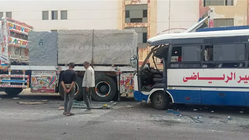 بالصور.. إصابة 31 طفلًا في تصادم أتوبيس مدرسة مع سيارة نقل بطريق القصير – سفاجا