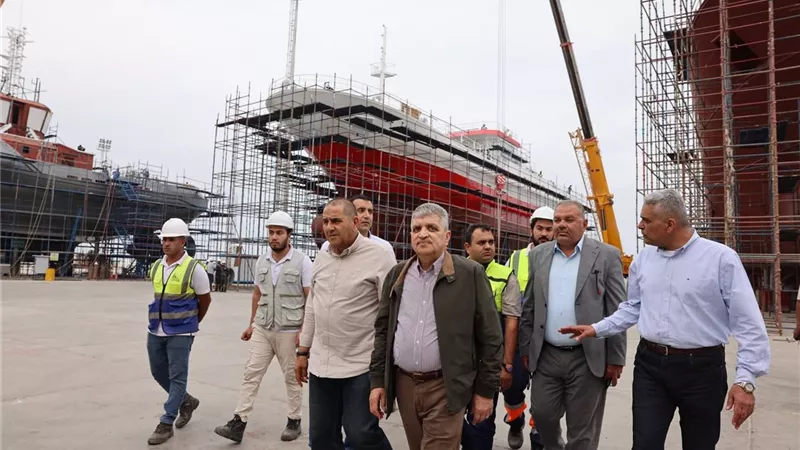 الفريق أسامة ربيع يتفقد أعمال بناء خط إنتاج القاطرات الجديدة من طراز 
