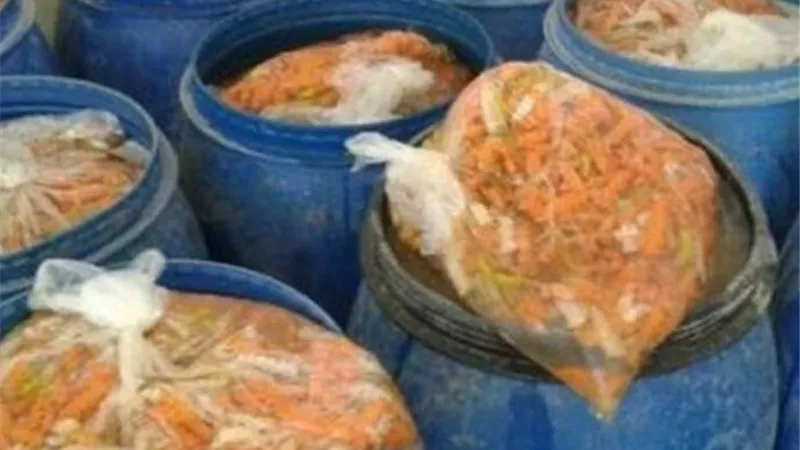 ضبط 3 أطنان مخللات منتهية الصلاحية داخل مصنع في البحيرة