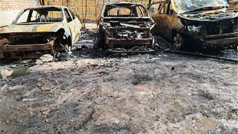 العربيات اتفـحمت.. حـريق ضخم يلـتهم عددًا من السيارات داخل جراج بالزقازيق