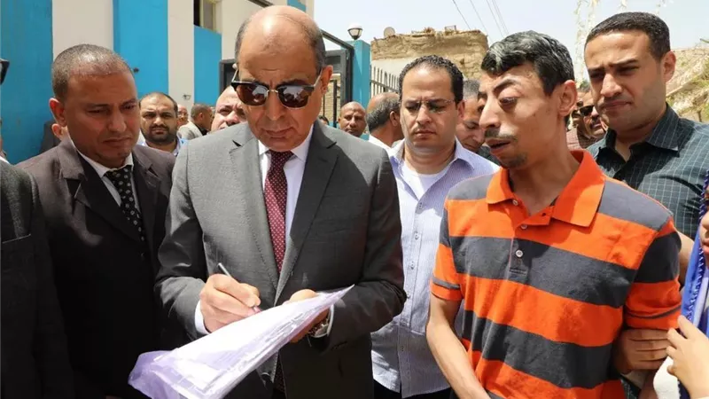 محافظ المنيا يتفقد محطة رفع الصرف الصحي بقرية الكرم
