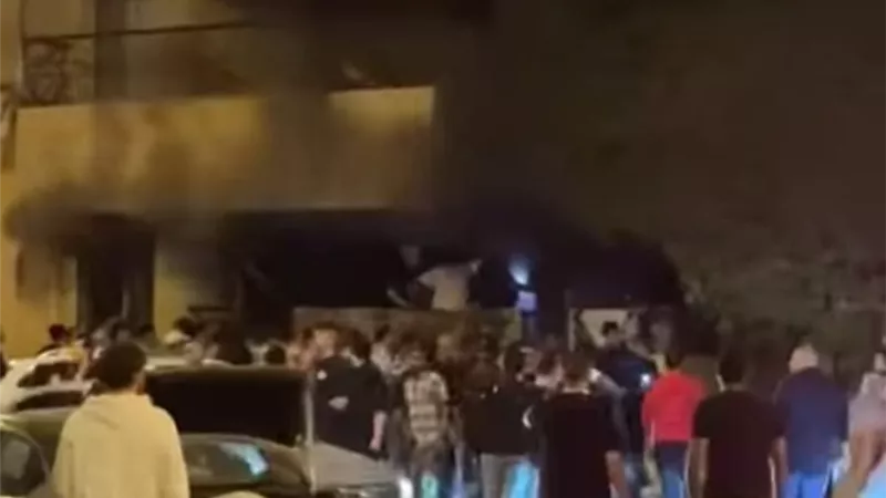 السيطرة على حريق داخل شقة سكنية بالتجمع دون إصابات