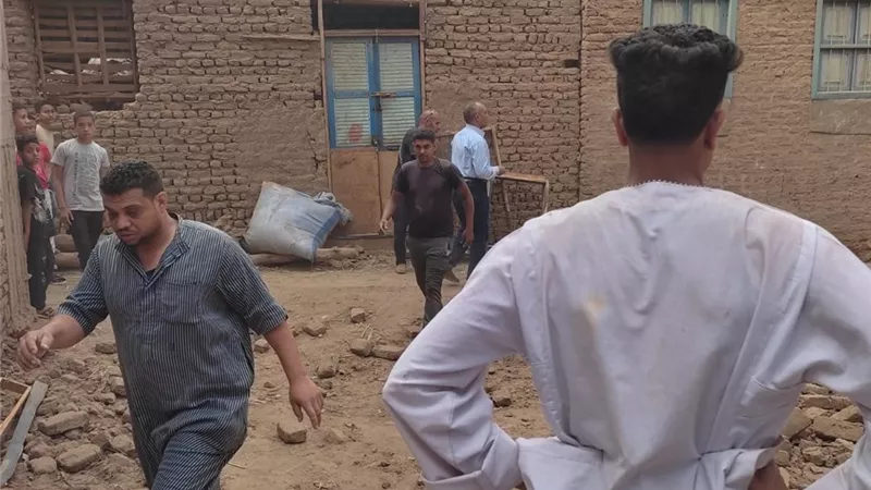 أول صور لانهيار منزل وسقوط عمود إنارة بقنا