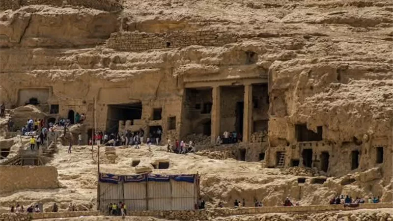 جامعتي سوهاج وبرلين تستأنفان العمل في مشروع توثيق مقابر العصور القديمة بأسيوط