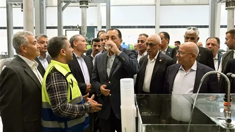 رئيس الوزراء يتفقد محطة تحلية مياه البحر بمدينة العريش