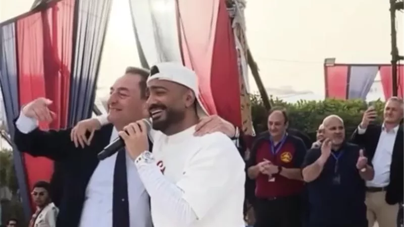على أغنية «يا بنت الإيه».. السفير الفرنسي يشارك تامر حسني الغناء على المسرح