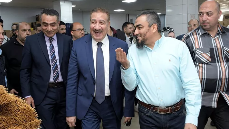 محافظ بورسعيد يتفقد مصنع 