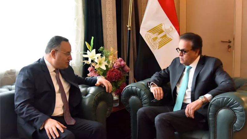 وزيرا الصحة والتعليم العالي يبحثان تعزيز التعاون الاستراتيجي لدعم منظومة التأمين الصحي الشامل