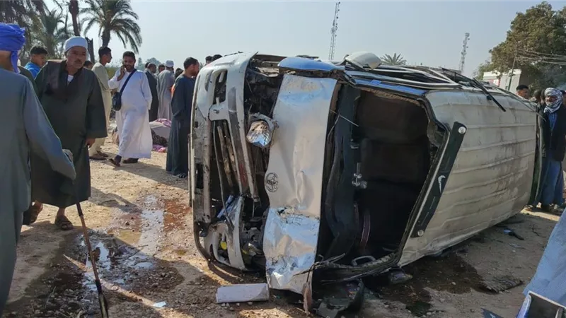 مصرع شخصين وإصابة 12 آخرين في تصادم ميكروباص وتروسيكل بأسيوط