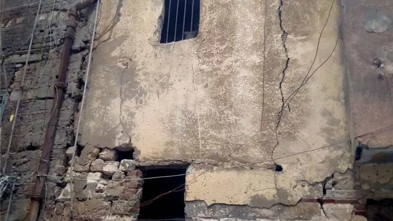 انهيار سقف عقار بشارع الفولي في الإسكندرية 