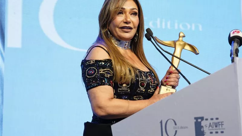 مهرجان أسوان الدولي لأفلام المرأة يكرم الفنانة ليلى علوى بدرع إيزيس