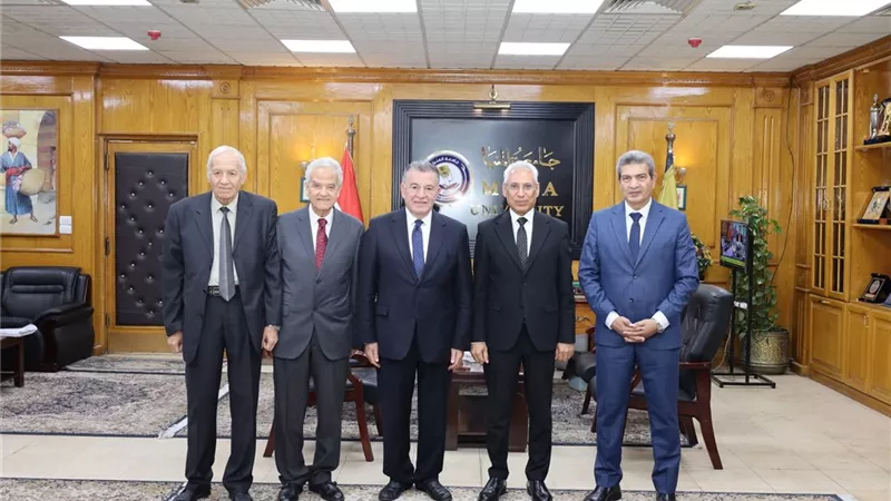 رئيس جامعة المنيا يترأس لجنة اختيار عميد كلية الزراعة