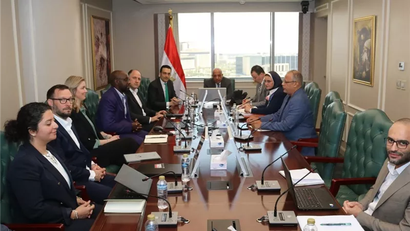 وزير الكهرباء يبحث مستجدات تنفيذ مشروعات الطاقة الشمسية وطاقة الرياح
