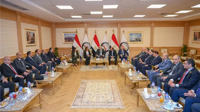 لدعم الاقتصاد الوطني.. النيابة العامة تسلم سبائك فضية وتخلي أراضي من السيارات المتحفظ عليها 