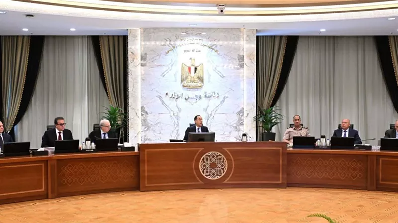 مدبولي: الاستعانة بمكتب استشاري لتخطيط المنطقة الساحلية بالمحافظة والعمل على جذب الاستثمارات السياحية إليها